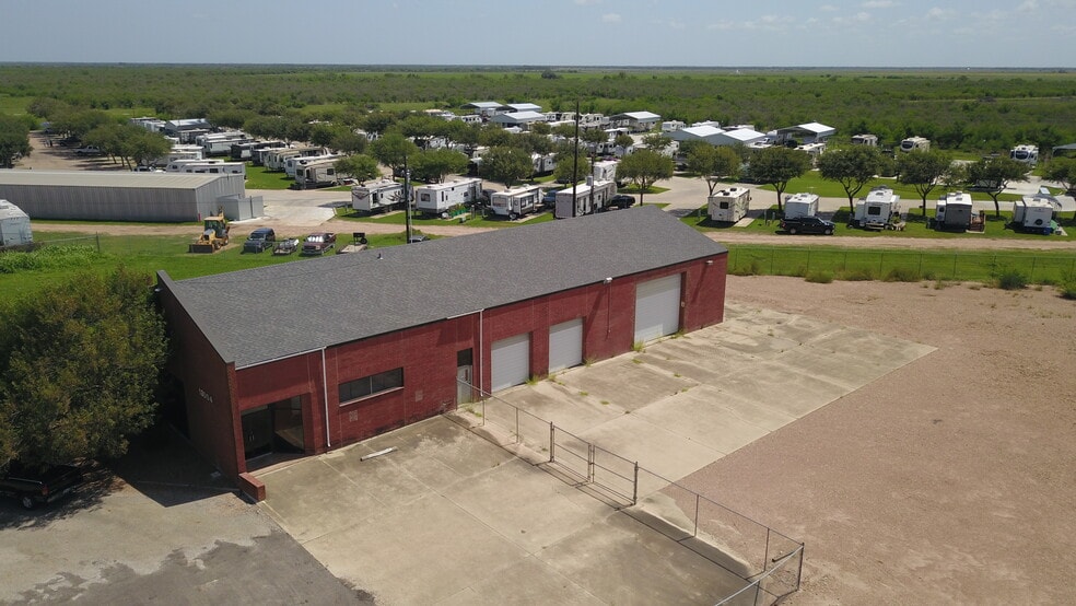 More Photos Of 13004 N Navarro St, Victoria Distribution For Sale