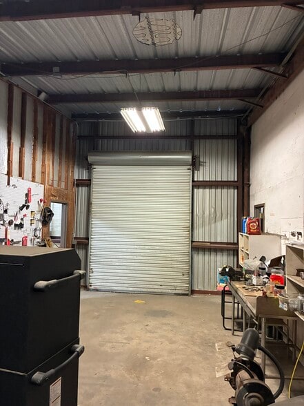 More Photos Of 5734 Heffernan St, Houston Warehouse For Lease