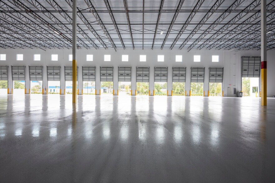 More Photos Of 5402-5424 Hangar Ct, Tampa Distribution For Lease