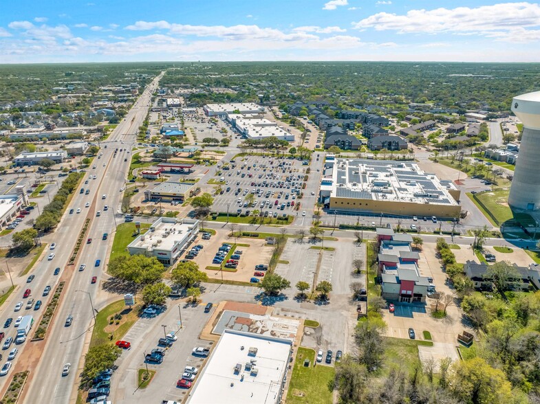 More Photos Of 1713 Park Pl, College Station General Retail For Lease