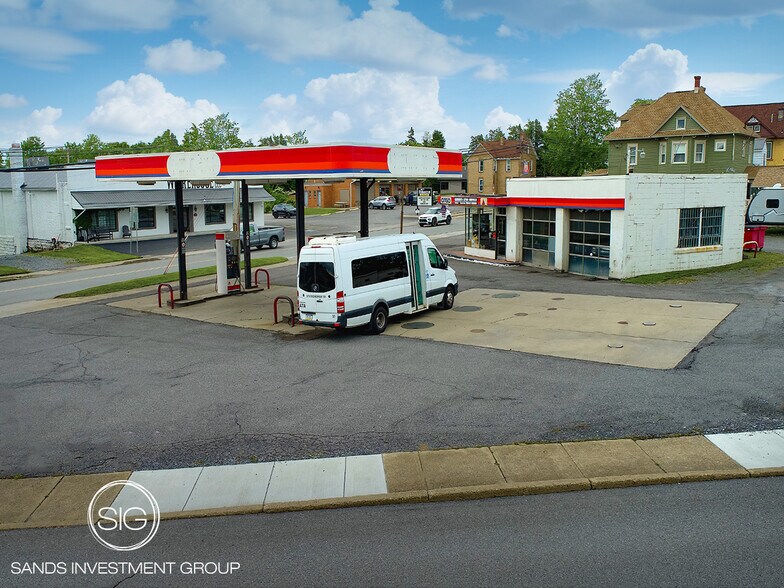 Primary Photo Of 308 Brussells St, Saint Marys Service Station For Sale