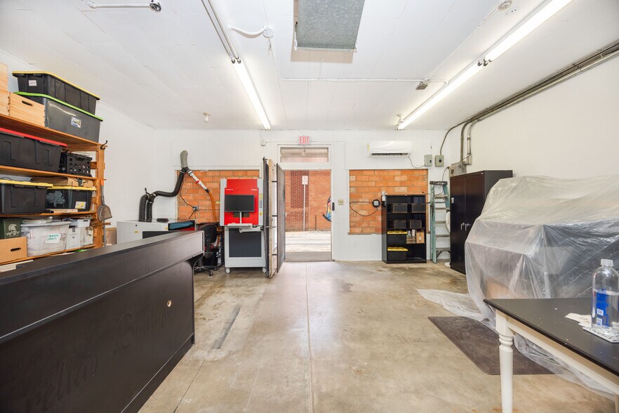 More Photos Of 1118 18th St, Hondo Storefront For Sale