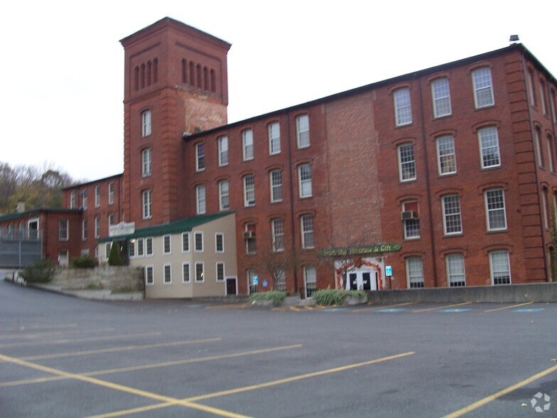 More Photos Of 559 Main St, Sturbridge Freestanding For Lease