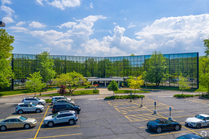 More Photos Of 2333 Waukegan Rd, Bannockburn Office For Lease