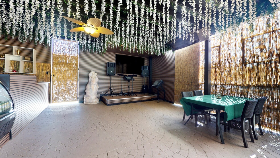 More Photos Of 6500 Foothill Blvd, Tujunga Restaurant For Sale