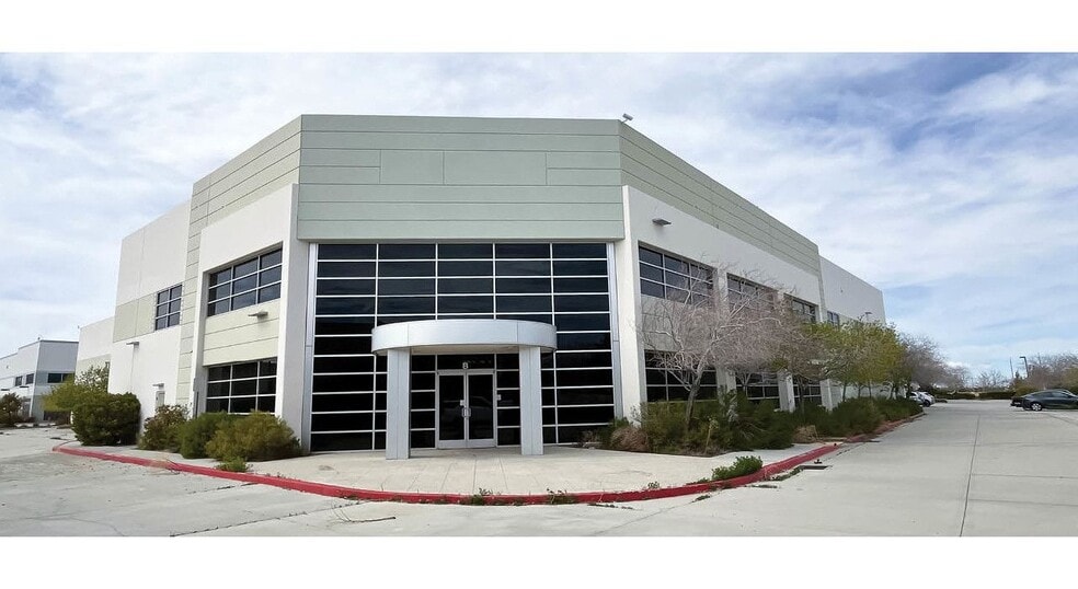 More Photos Of 114 Grand Cypress Ave, Palmdale Warehouse For Lease