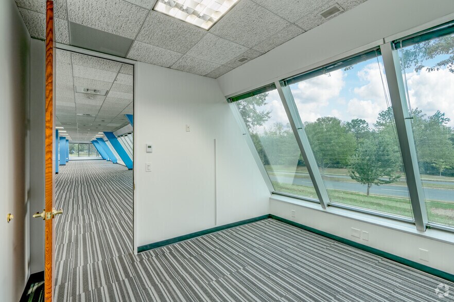 More Photos Of 9140 Arrowpoint Blvd, Charlotte Office For Lease
