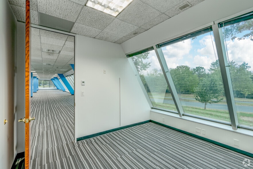 More Photos Of 9140 Arrowpoint Blvd, Charlotte Office For Sale
