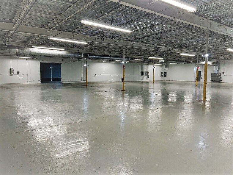 More Photos Of 6850 Cross Bayou Dr, Seminole Manufacturing For Lease