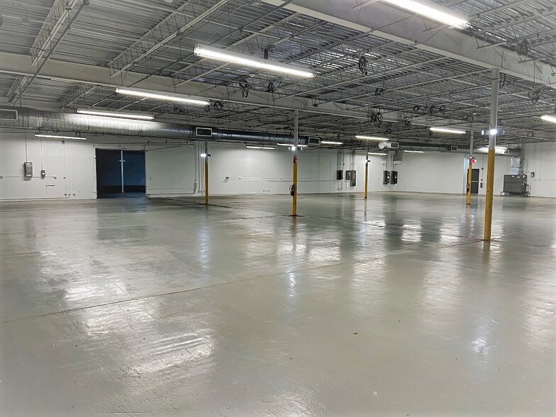 More Photos Of 6850 Cross Bayou Dr, Seminole Manufacturing For Lease
