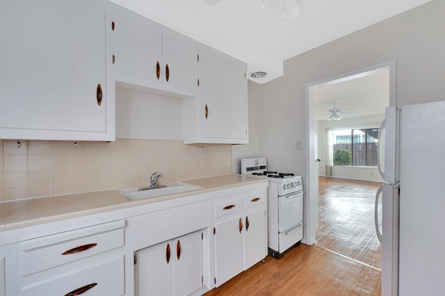 More Photos Of 1531 Corinth Ave, Los Angeles Apartments For Sale