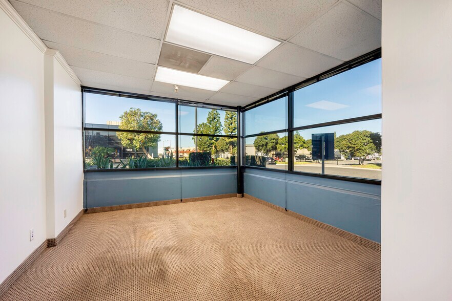 More Photos Of 1672-1688 Sierra Madre Cir, Placentia Showroom For Lease