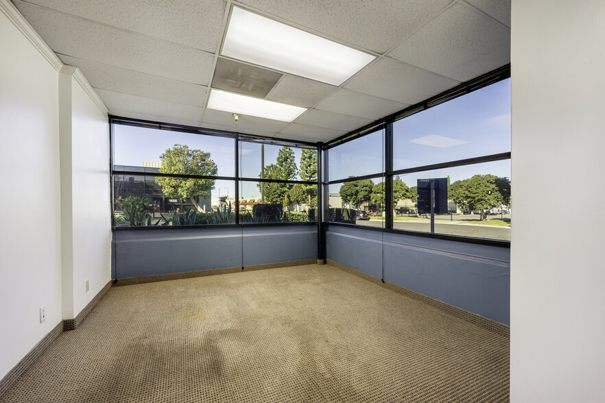 More Photos Of 1672-1688 Sierra Madre Cir, Placentia Showroom For Lease
