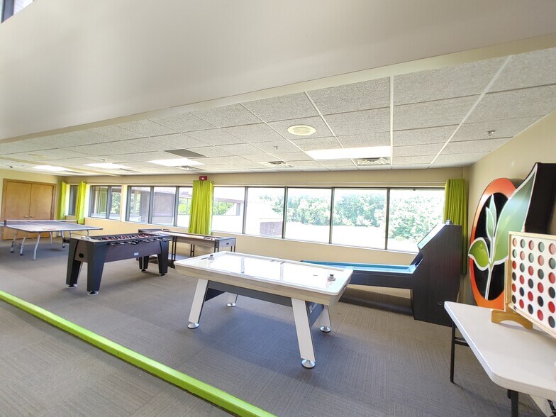 More Photos Of 9000 Cypress Green Dr, Jacksonville Office For Lease