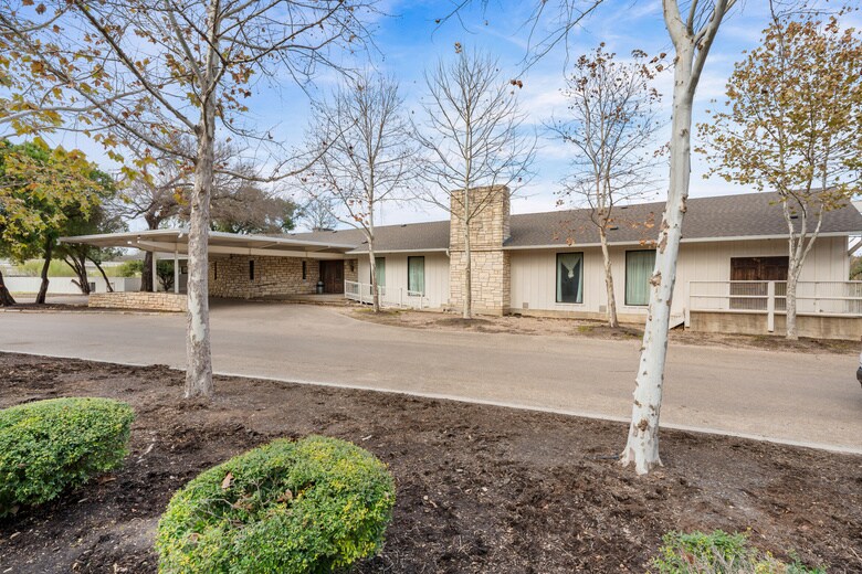 More Photos Of 401 S Stagecoach Rd, Salado Office For Sale