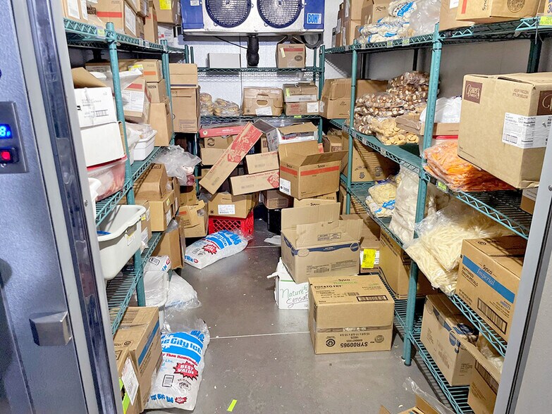 More Photos Of 109 S Maple St, Mulberry Grove Restaurant For Sale