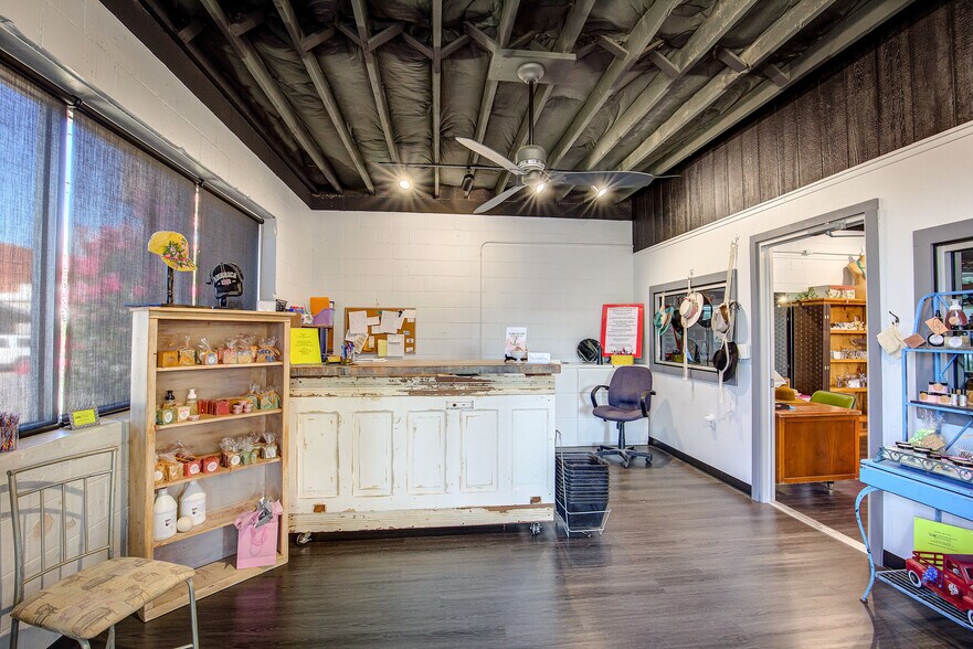 More Photos Of 107 E Locust, Winnsboro Office For Sale