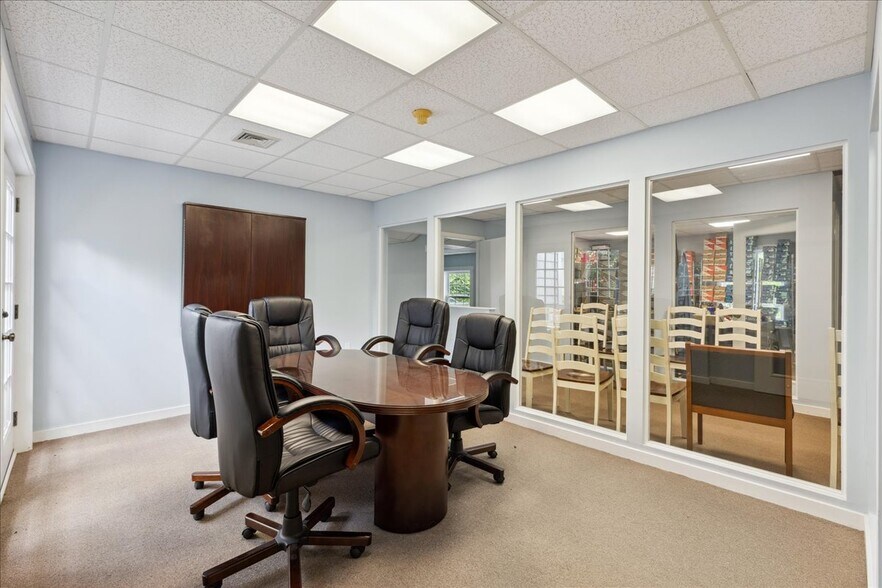 More Photos Of 10 Mystic Ln, Malvern Loft Creative Space For Sale