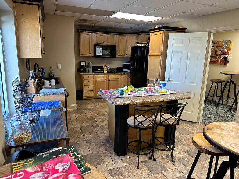 More Photos Of 1314 Burch Dr, Evansville Office For Sale
