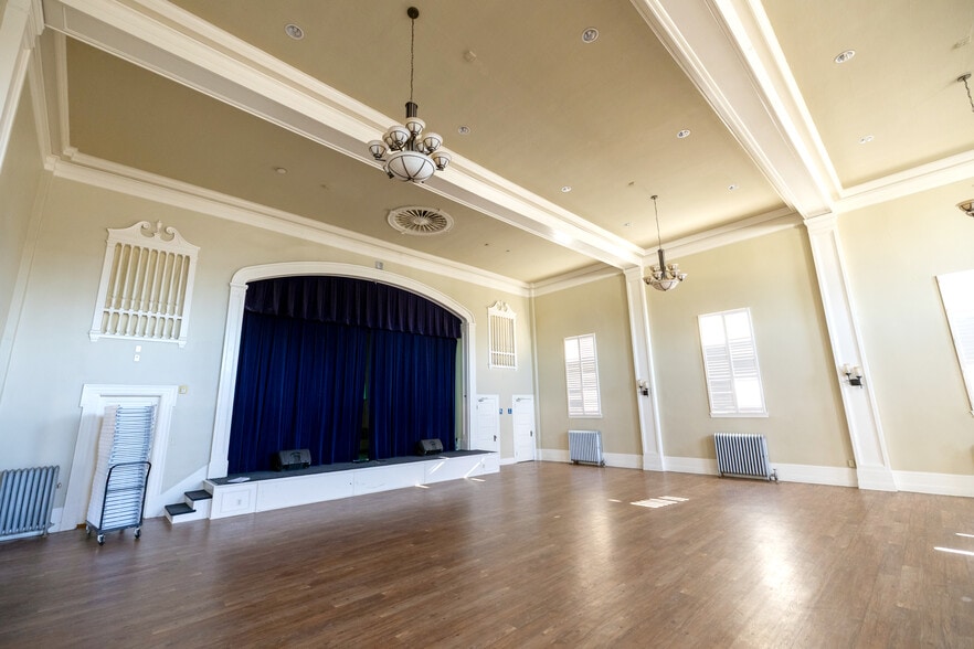 More Photos Of 7220 Woodlawn Ave, Seattle Freestanding For Sale