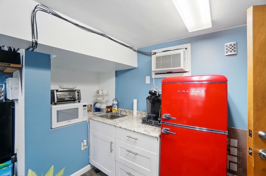 More Photos Of 50 Eswin St, Cincinnati Freestanding For Sale