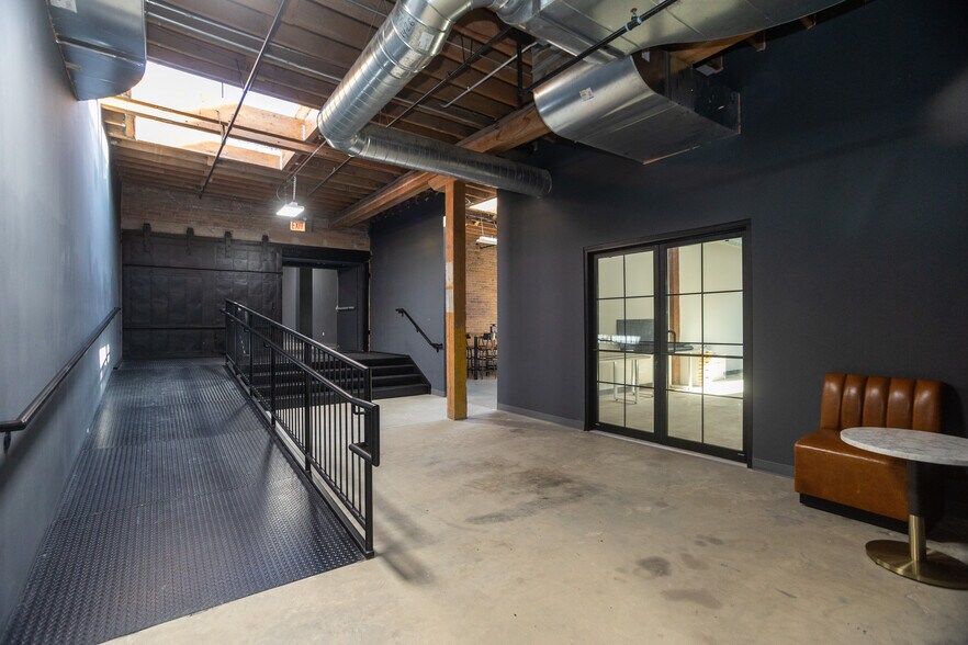 More Photos Of 2145 W Grand Ave, Chicago Showroom For Lease