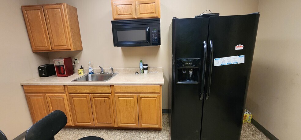 More Photos Of 860 35th Ave E, Dickinson Warehouse For Sale