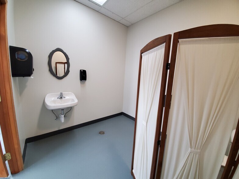 More Photos Of 1804 N Towanda Barnes Rd, Bloomington Flex For Lease
