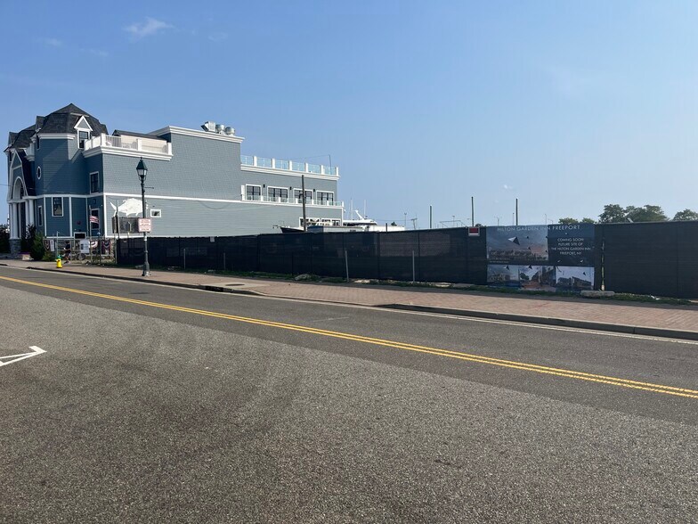 More Photos Of 405 Woodcleft Ave, Freeport Land For Sale