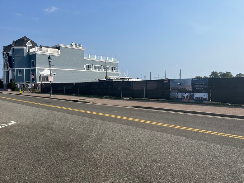 More Photos Of 405 Woodcleft Ave, Freeport Land For Sale