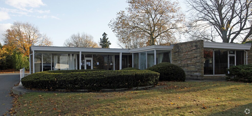 Primary Photo Of 592-596 Hampton Rd, Southampton Medical For Lease