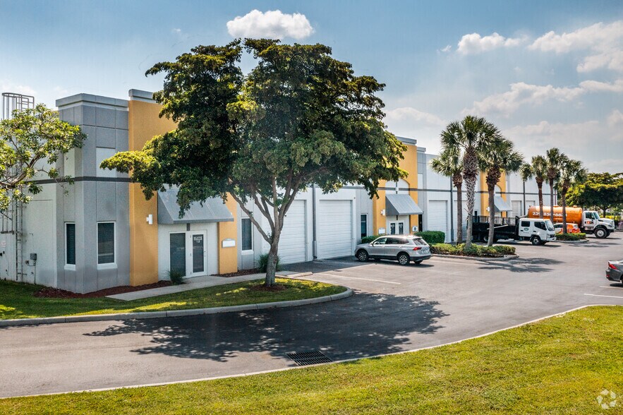 More Photos Of 12940 Express Ct, Fort Myers Warehouse For Lease