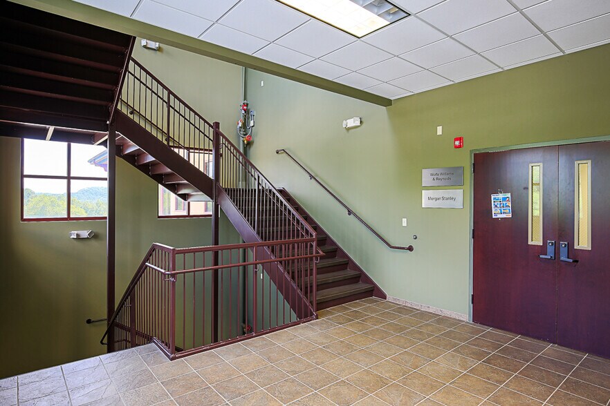 More Photos Of 8 Sheridan Sq, Kingsport Medical For Lease