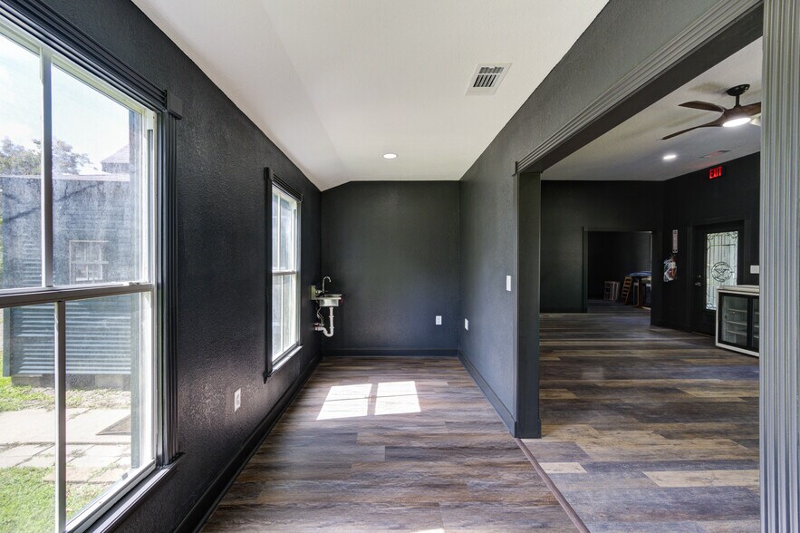 More Photos Of 602 E Myrtle St, Angleton Office Residential For Sale