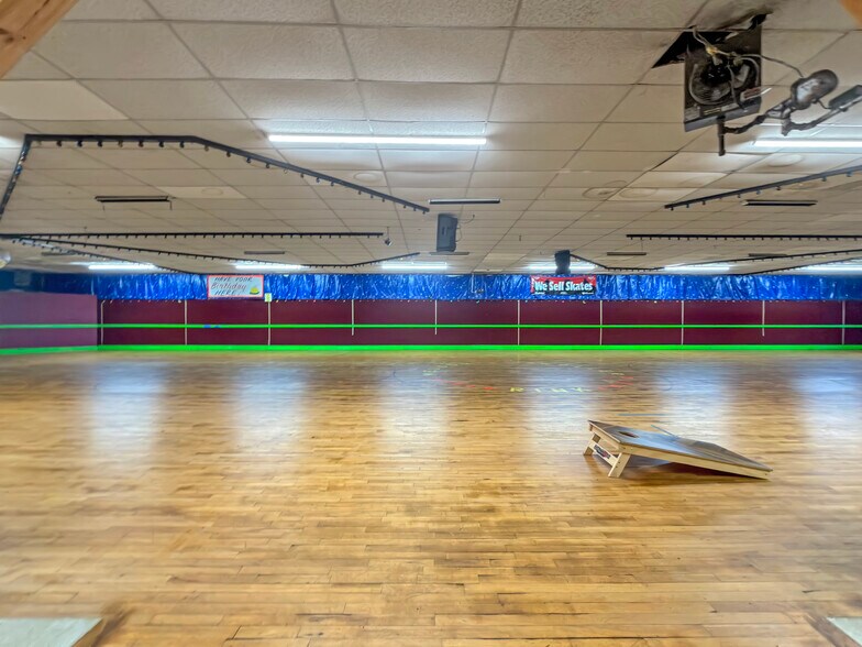 More Photos Of 18 Access Hwy, Caribou Sports And Entertainment For Sale