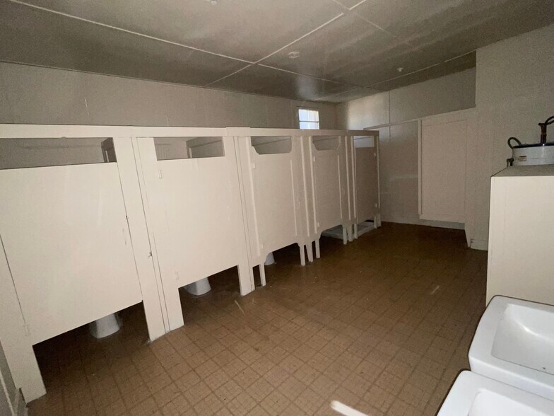 More Photos Of 323 S Fir St, Medford Warehouse For Sale