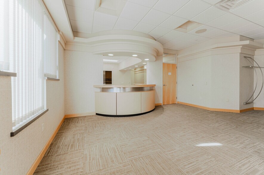 More Photos Of 1875 West Pointe Dr, Oshkosh Medical For Sale