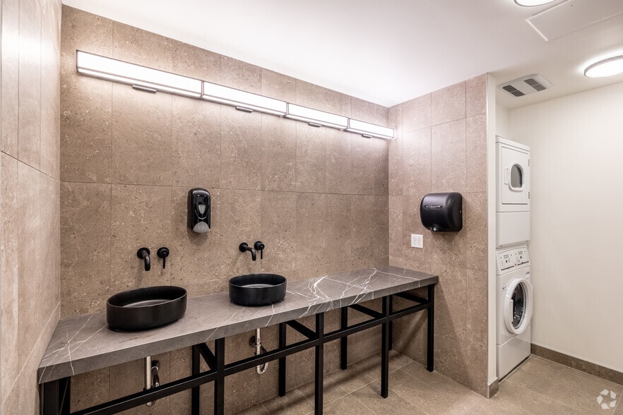 More Photos Of 555 Rue Chabanel O, Montréal Office For Sale
