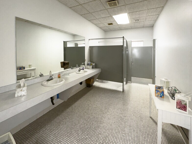 More Photos Of 358-360 E Center St, Manchester Office For Lease