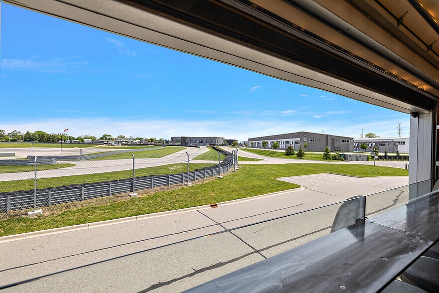 More Photos Of 148 Pit Ln, Pontiac Parking Garage For Sale