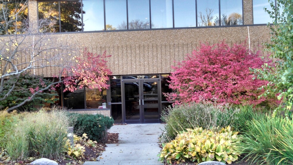 More Photos Of 2717 N Grandview Blvd, Waukesha Office For Lease