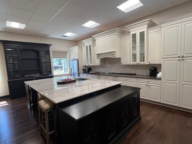 More Photos Of 1632 Virginia Beach Blvd, Virginia Beach Office For Sale