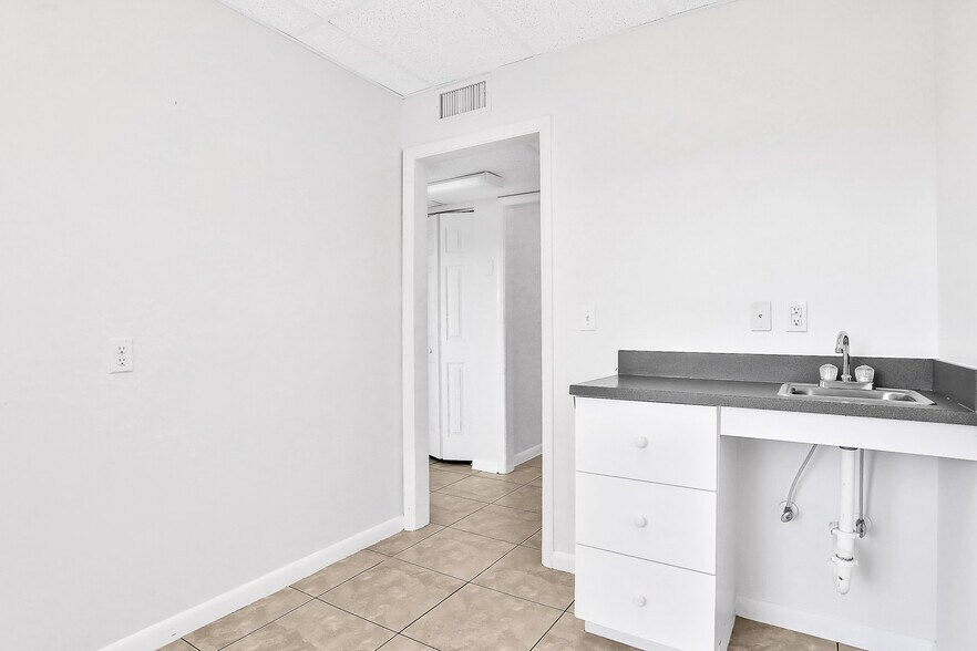 More Photos Of 162 Peninsula Dr S, Daytona Beach Medical For Sale