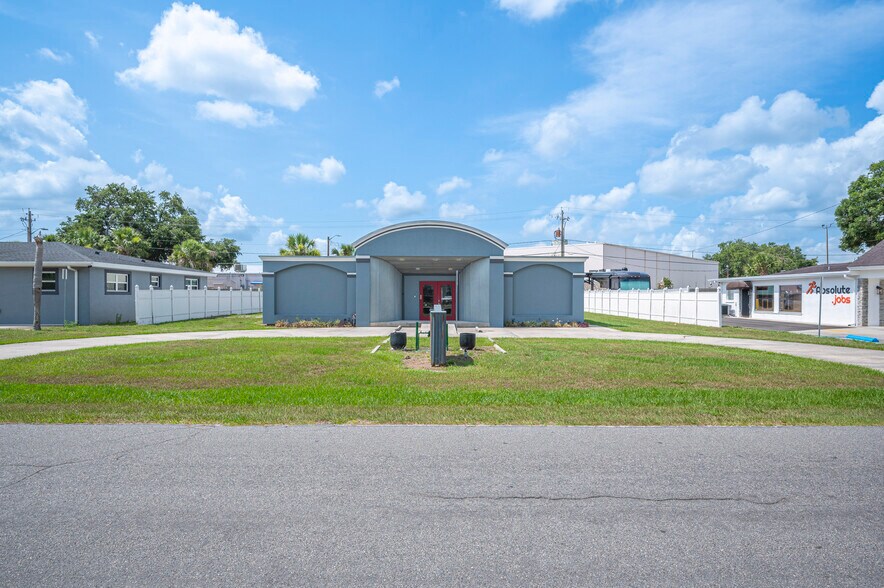 More Photos Of 304 Doris Dr, Lakeland Medical For Sale