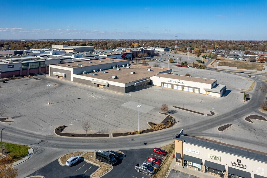 More Photos Of 6400 O St, Lincoln Department Store For Lease