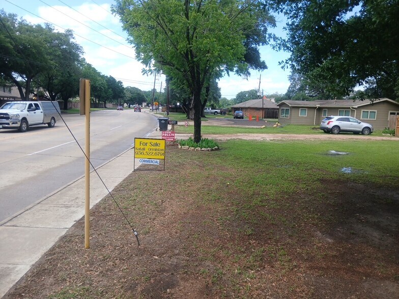 More Photos Of 1506 Avenue D, Katy Office For Sale