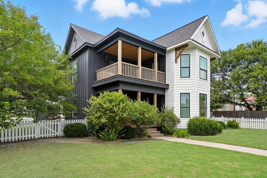 More Photos Of 924 S Main St, Broken Arrow Showroom For Sale