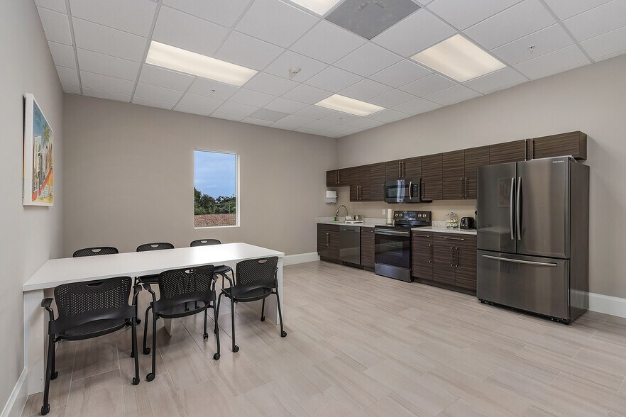 More Photos Of 2200 Broadway, Fort Myers Office For Lease