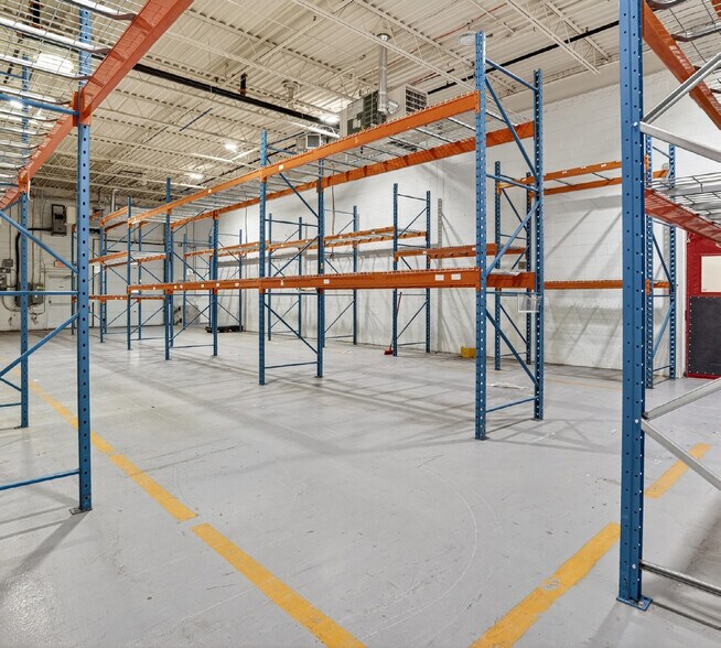 More Photos Of 40 Rue John-F.-Kennedy, Saint-Jérôme Warehouse For Sale