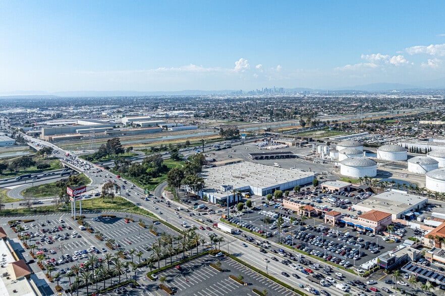 More Photos Of 5625 E Firestone Blvd, South Gate Warehouse For Lease